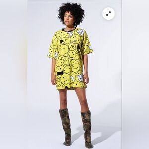 NWOT Fashion Nova SMILE FOR SPARKLES T Stirt. One size